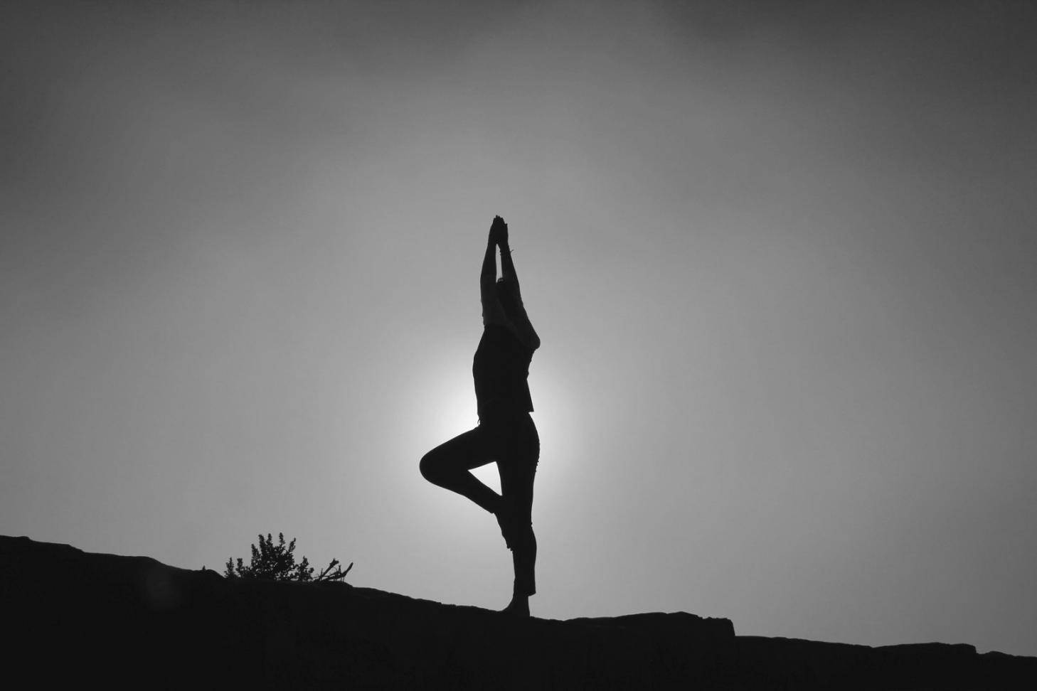 Espacio de terapia preparado con camilla especializada para masaje prenatal y ambiente relajante