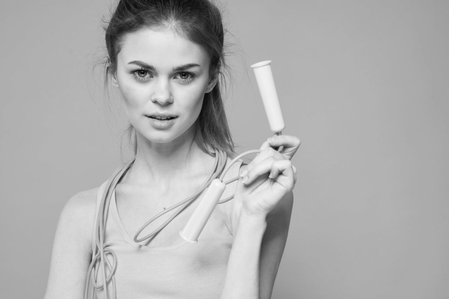 Ambiente tranquilo de sesión de masaje prenatal con iluminación suave y espacio acogedor